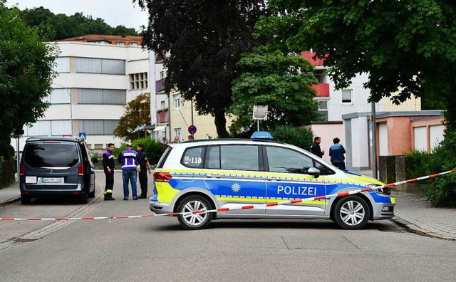 Der Einsatzwagen der Polizei am Tatort im mittelfrnkischen Gunzenhausen.  | Foto: dpa