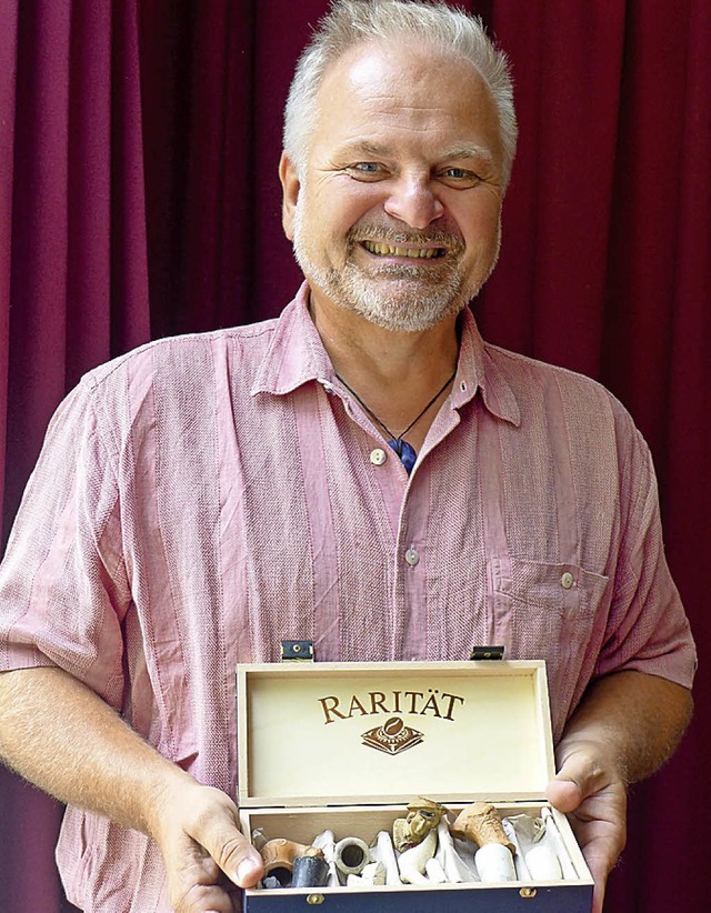 Bertram Jenisch mit einigen Fundstcken   | Foto: Ute Schler