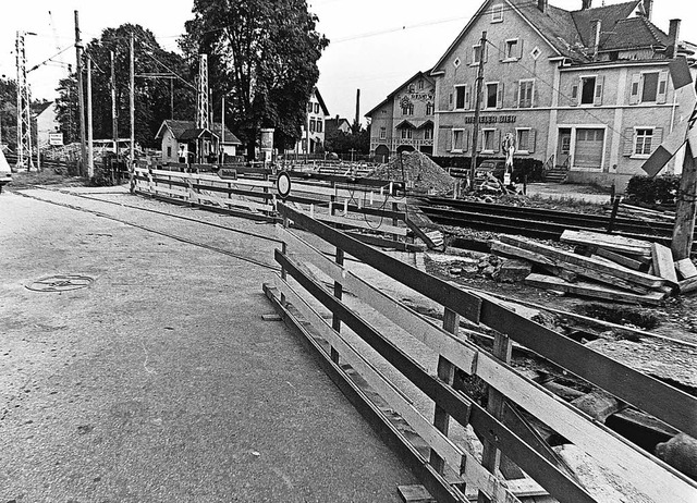 Viele Barrieren mussten 1968 auf der M... das alte Bahnwrterhuschen zu sehen.  | Foto: Armin Mller