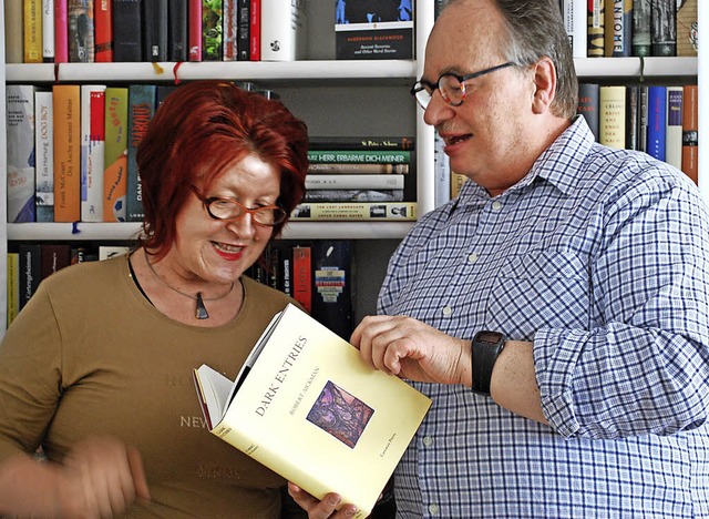 Ursula Buhlau und Martin Ruf lesen und...n in ihrem wohl gefllten Bcherregal.  | Foto: Sylvia-Karina Jahn