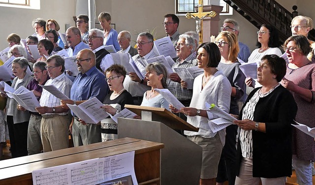 Der Kirchenchor Meienheim beim Johannissingen   | Foto: Wolfgang Knstle