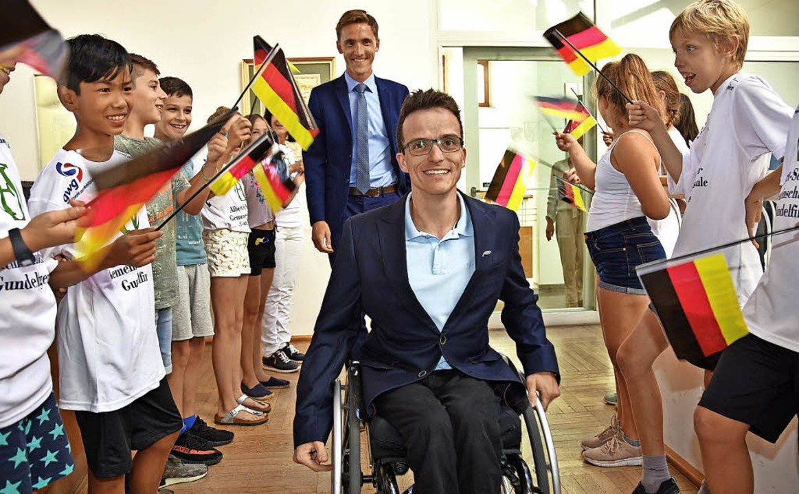 Gundelfinger Schüler begrüßten Martin Fleig mit Deutschlandfahnen.   | Foto: Andrea Steinhart