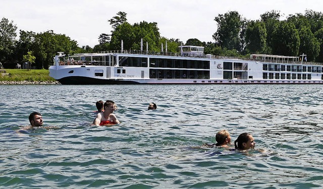 Nach einer theoretischen Einweisung, d...d berquerten zum Abschluss den Rhein.  | Foto: Cecile Buchholz