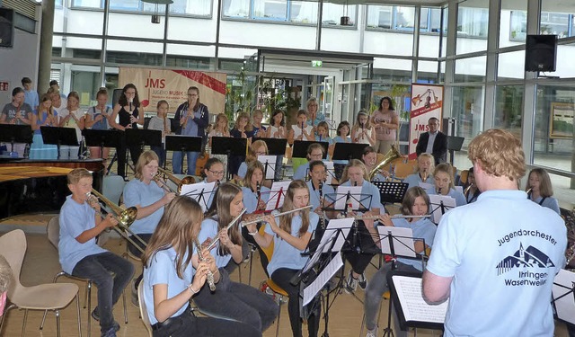 Beim Jubilumskonzert der Jugendmusiks...e Musikerinnen und Musiker ihr Knnen.  | Foto: Christine Weirich