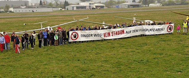 Protest im April 2014: Die Segelfliege...auf dem Freiburger Flugplatz bleiben.   | Foto: Rita Eggstein