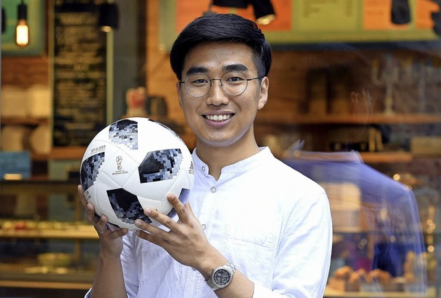 Chan Young Yoon spielt Bratsche am Freiburger Stadttheater und liebt Fuball.   | Foto: Thomas Kunz