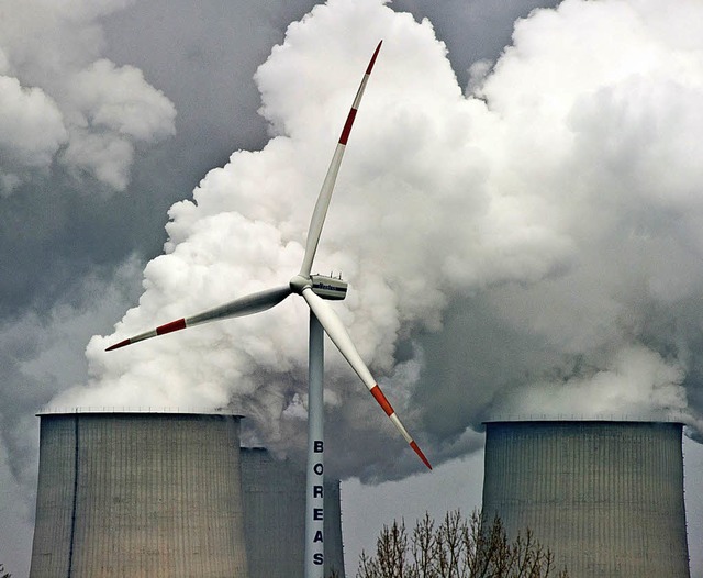 Weniger Treibhausgase sind das Ziel (i...Braunkohlekraftwerks in Brandenburg).   | Foto: dpa