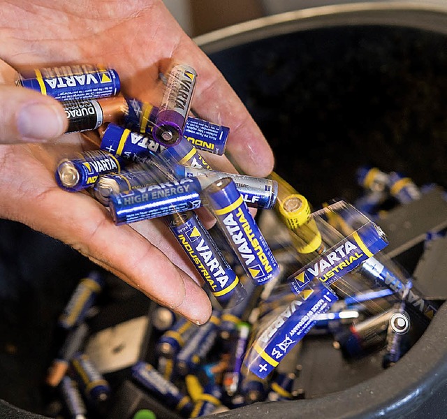 Alte Batterien sollten recycelt werden.   | Foto: dpa