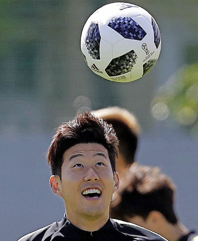 Hat  lieber den Ball im Blick als das  Militr:  Heung-Min Son   | Foto: dpa