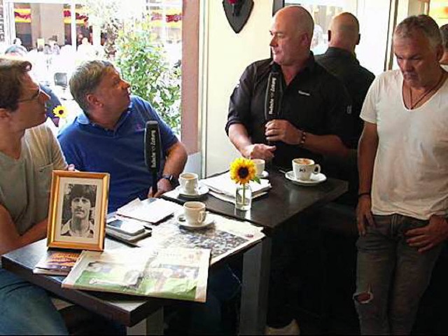 WM-Talk mit Thomas Schweizer, Claus Ro...ech in der Freiburger UC-Espresso-Bar.  | Foto: BZ