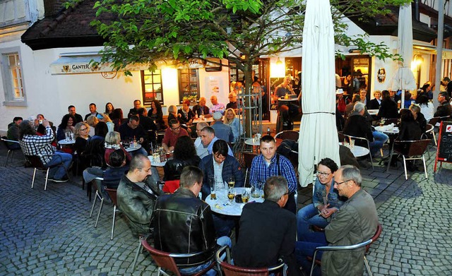 Volles Haus zu spter Stunde: Die Aufn...er Sommerzeit  lnger bewirtet werden.  | Foto: WOLFGANG KUENSTLE               