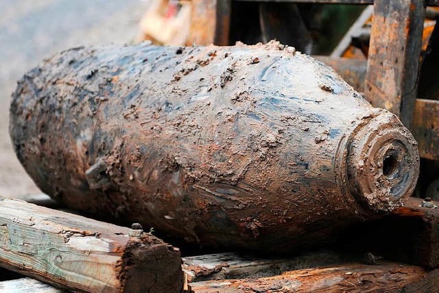 Eine hnliche Fliegerbombe in Kassel, ...funde Sperrungen und Groeinstze aus.  | Foto: dpa