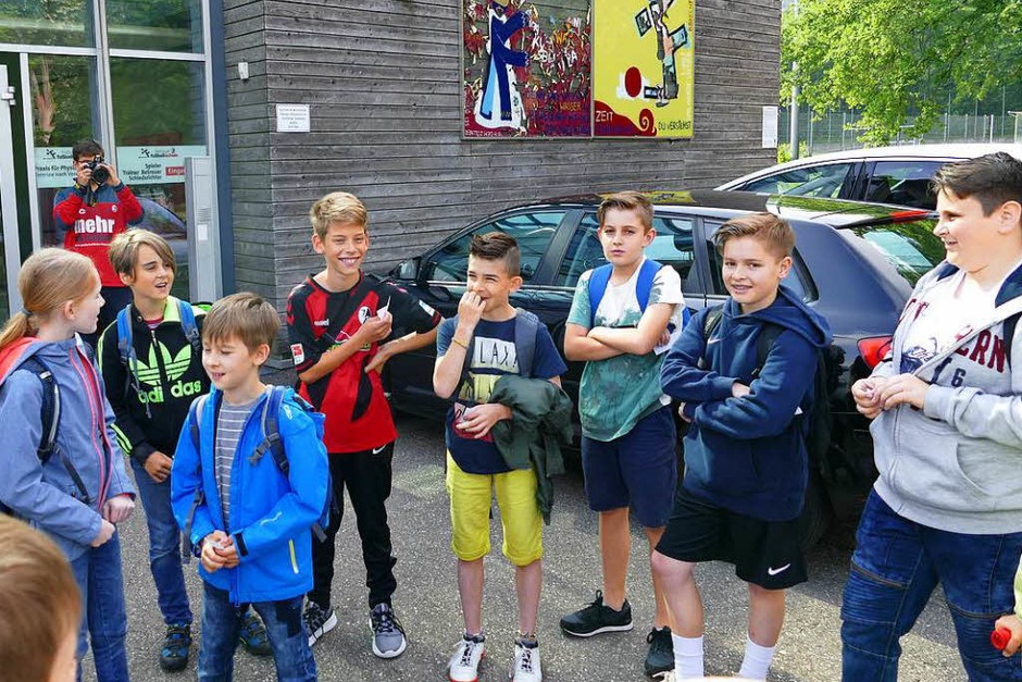 Treffpunkt vor der Fußballschule: Interessiert hörte die Klasse 4a Manuel Dick vom SC Freiburg beim Erklären zu. (Foto: Sophia Zorn) Treffpunkt vor der Fußballschule: Interessiert hörte die Klasse 4a Manuel Dick vom SC Freiburg beim Erklären zu. (Foto: Sophia Zorn)