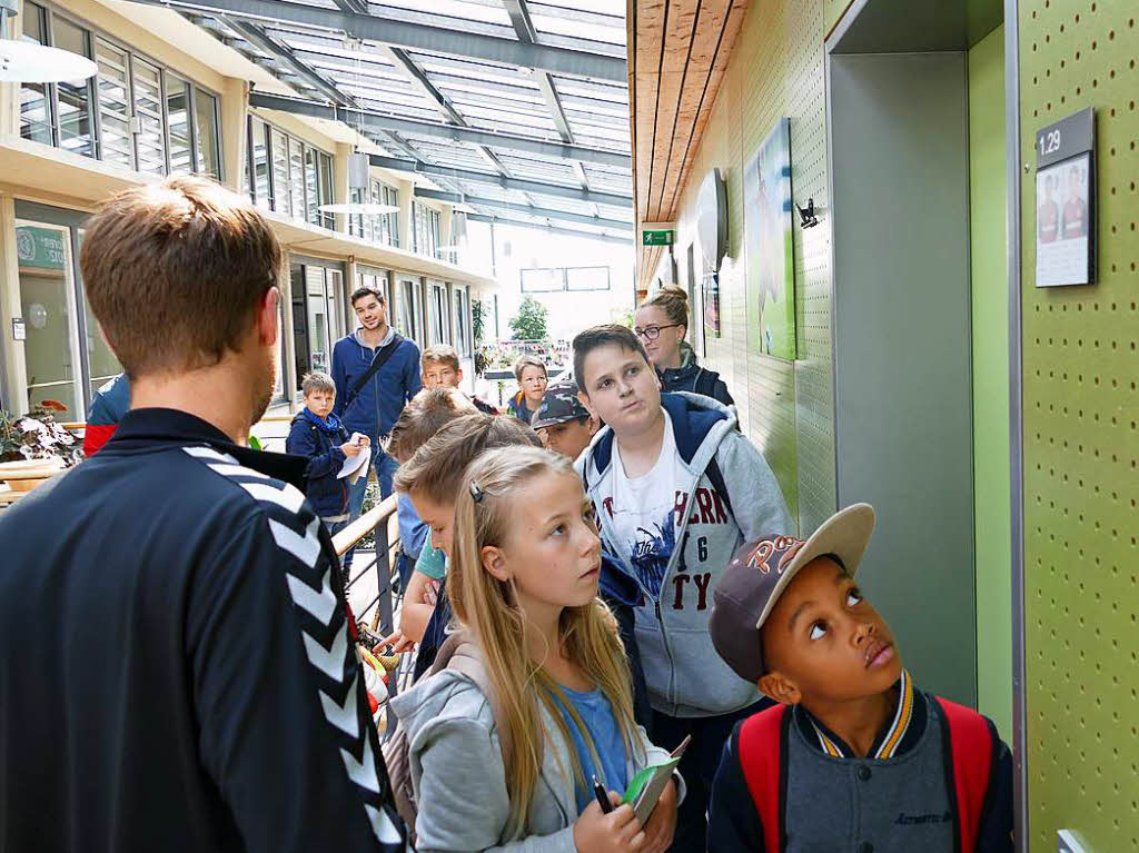 Anschlieend wurde die Klasse durch die Fuballschule gefhrt. Hier betrachten die Kinder ein Namensschild neben der Zimmertr zweier Fuballschler.