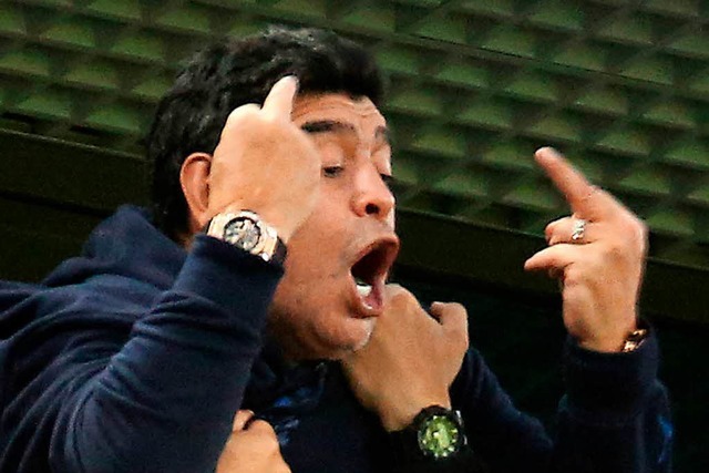 Maradona zeigt sich erregt...  | Foto: dpa