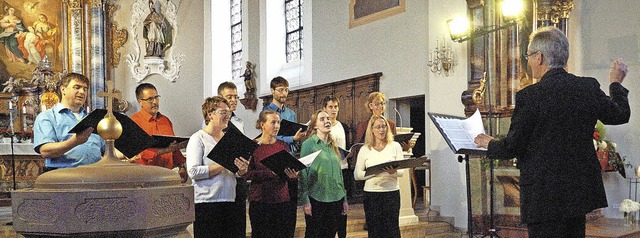 Unter der musikalischen Leitung von Ek...zingen mit seinem Gesang die Besucher.  | Foto: Schweizer