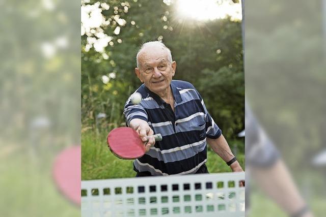 Emil Ardeleanu spielt fast tglich Tischtennis im Dietenbachpark – und motiviert Passanten