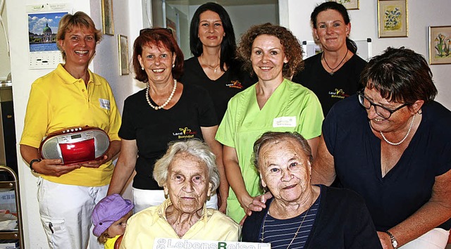 Die Landfrauen berbrachten einen CD-P...iselotte Schneider und Elfriede Maier.  | Foto: Ingrid Mann