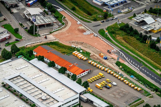 Die Kreisel-Baustelle beim Autobahnzub...erger Kommunalpolitiker ein rgernis.   | Foto: Martin Bildstein