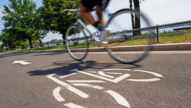 Ein Radschnellweg soll Pendler flotter...en. Wer diesen baut, ist noch unklar.   | Foto: dpa