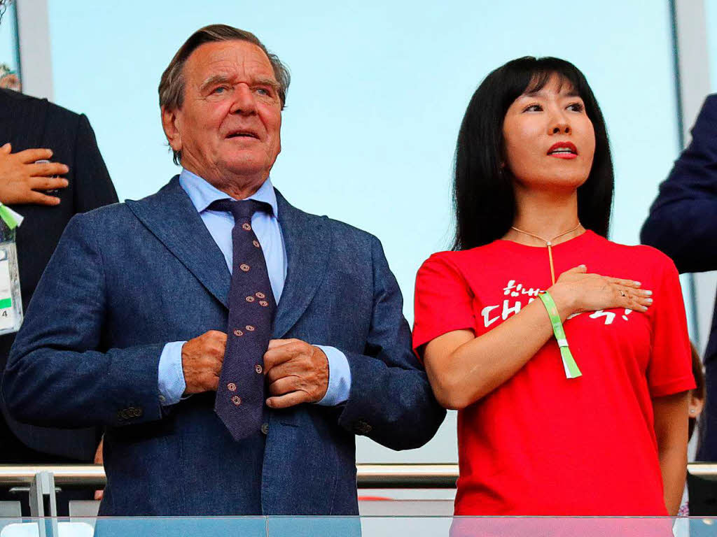 Gerhard Schrder, ehemaliger Bundeskanzler, und seine koreanische Frau Soyeon Kim auf der Tribne.