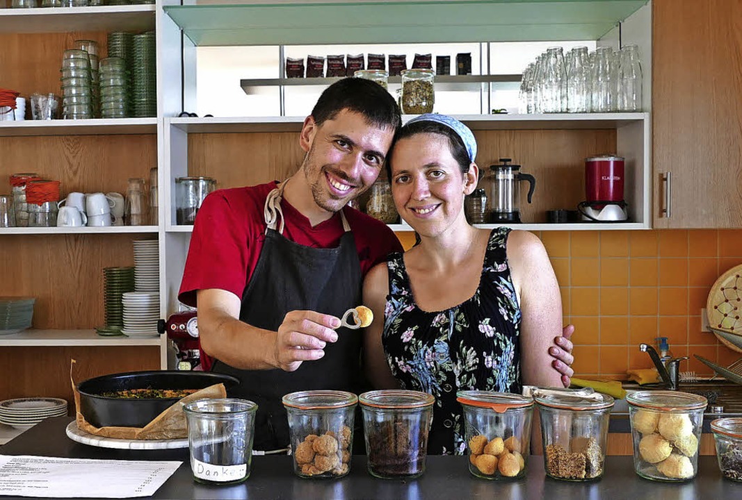 Natalie Blanc und Amit Baum in ihrem veganen Bistro Delikaktus   | Foto: Ciara Cesaro-Tadic