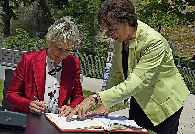 Wirtschaftsministerin Nicole Hoffmeist... rechts Offenburgs OB Edith Schreiner   | Foto: stadt