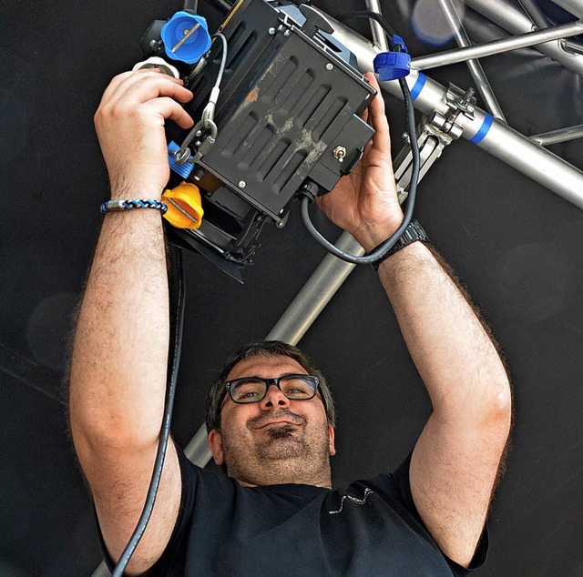 Mirco Bartolotta von der Firma Euro So...fer an der Bhne auf dem Rathausplatz.  | Foto: Lauber