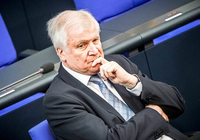 Innenminister Horst Seehofer (CSU) wir...r  Flchtlingspolitik  genau ansehen.   | Foto: dpa