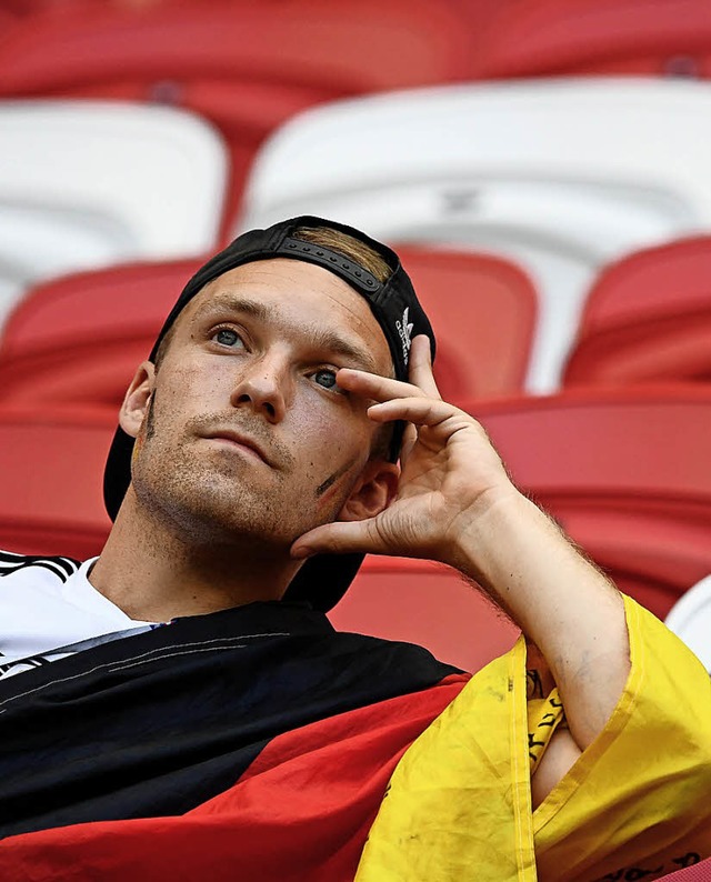 Fertig mit der Fuball-Welt: ein deutscher Fan nach dem Aus des DFB-Teams  | Foto: AFP