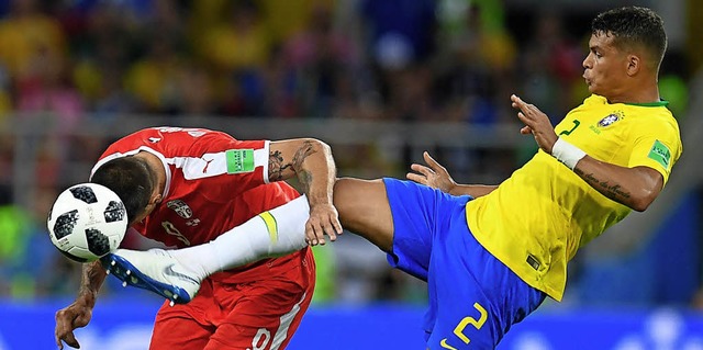 Langes Bein: Brasiliens 2:0-Torschtze...den Ball vor Aleksandar Mitrovic weg.   | Foto: AFP