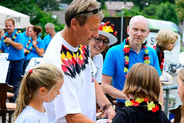 Vor dem Spiel war noch alles in Ordnun...gibt dem Kappler Nachwuchs Autogramme.  | Foto: Ingo Schneider