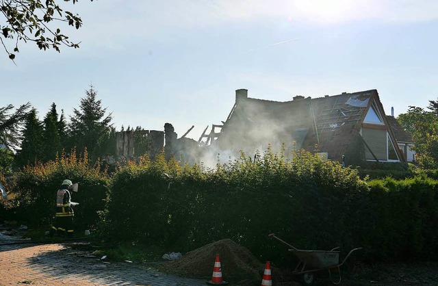 In Bremen ist ein Wohnhaus explodiert....n Nachbarhaus wurde schwer beschdigt.  | Foto: dpa