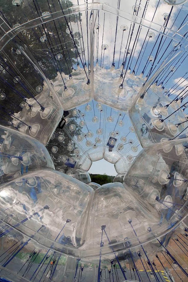 Zorbing &#8211; und die Welt steht Kopf.   | Foto: Veranstalter