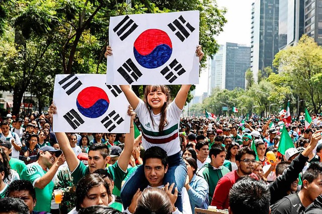 Mexikanische Fans feiern in Mexiko-Sta... symbolisch beim sdkoreanischen Team.  | Foto: dpa