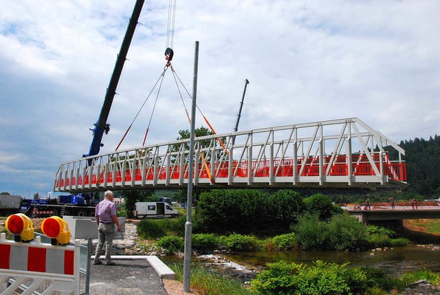 Die neue Radwegbrcke ber die Elz wird angeliefert.  | Foto: Dorothea Scherle