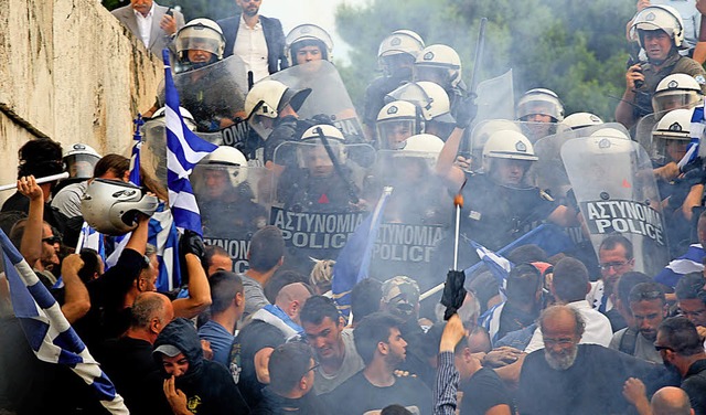 Protestaktion gegen den Namenskompromi...n Griechenland und Mazedonien in Athen  | Foto: dpa