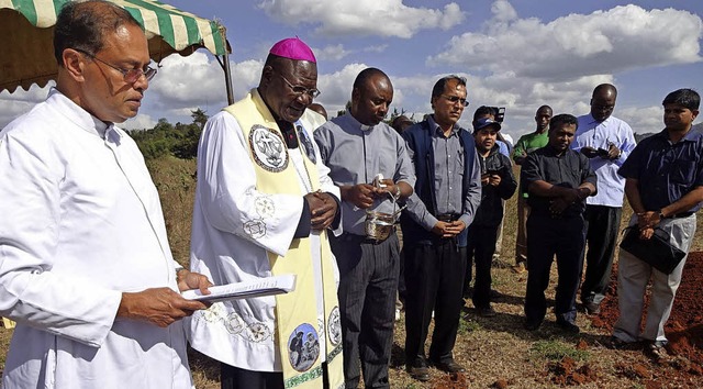 Huduma-Projekt in Kenia: Mit Unterstt...ndsteinlegung mit Pater Paul (links).   | Foto: Privat