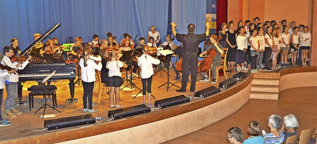 Beim groen Finale des Schulkonzert de...en Applaus des Publikums zu genieen.   | Foto: Georg Diehl