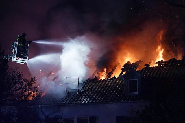 Das Feuer brach zwar im Erdgeschoss aus, schlug aber schnell bis ins Dach durch.  | Foto: Christoph Breithaupt