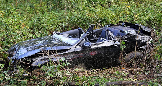 Das demolierte Wrack des Sportwagens   | Foto: dpa
