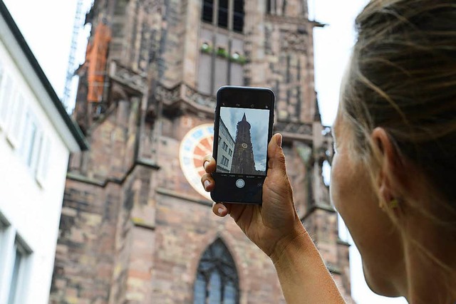 Mit dem Smartphone in die leere Kirche...rsten Instawalk im Freiburger Mnster.  | Foto: Ingo Schneider