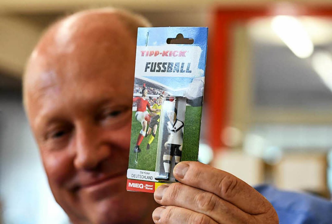 Geschäftsführer Jochen Mieg hält eine ...tschen Nationalmannschaft in der Hand.  | Foto: dpa