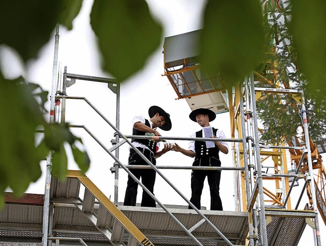 Alexander Zwick und Jonathan Eichhorn ...ruch auf dem Rohbau im Kleinfeldpark.   | Foto: Christoph Breithaupt