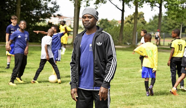 Kein Wochenende ohne Kicken: Faram Atc...ich  ehrenamtlich als Fuballtrainer.   | Foto: Rita Eggstein