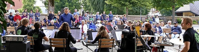 Viele Zuhrer lauschen auf dem Augusti...z der Akkordeonband Chill-Out &#8230;   | Foto: Heinrich Fehrenbach