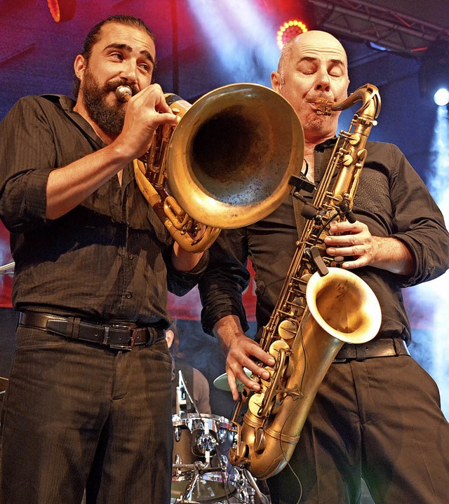 Die Musiker von La Marmaille mixen Ska,  Balkan und Rock.   | Foto: Lauber