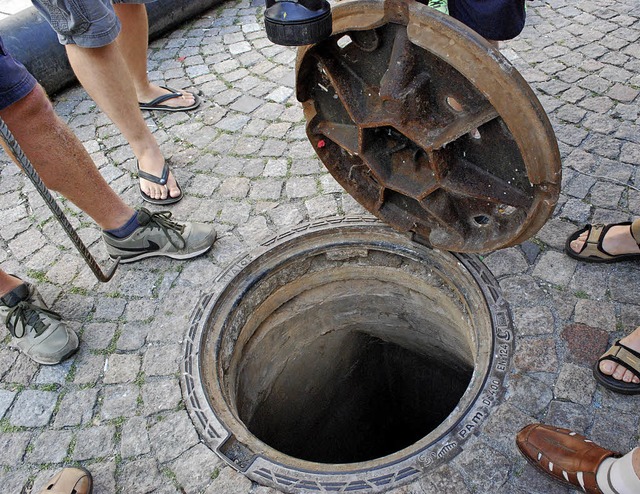 Blick in die Tiefe: In Umkirch mssen Leitungen und Schchte saniert werden.   | Foto: Jahn