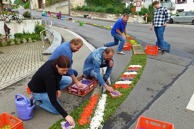 Bachheimer beim Legen der Blumenteppiche.   | Foto: Karla Scherer