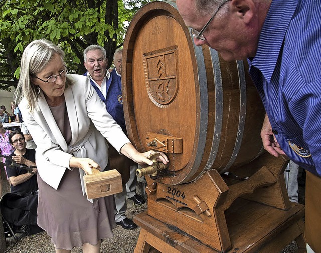 Der traditionelle Fassanstich durch B...Manfred Klenk das Ehrenglas der Stadt.  | Foto: Mnch